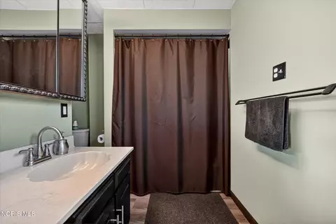 Bath - 635 Wright Ave, Toledo, OH 43609 photo 2 of 5