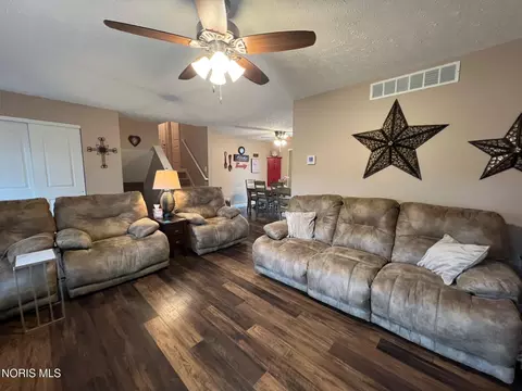 Living - 575 Sunset Dr, Upper Sandusky, OH 43351 photo 2 of 2