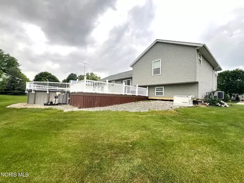Exterior - 575 Sunset Dr, Upper Sandusky, OH 43351 photo 5 of 8