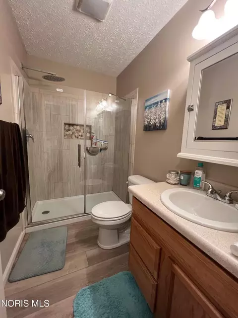 Bath - 575 Sunset Dr, Upper Sandusky, OH 43351 photo 2 of 3