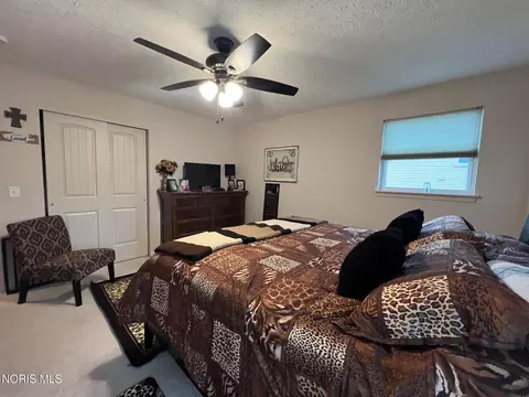 Bedroom - 575 Sunset Dr, Upper Sandusky, OH 43351 photo 2 of 4