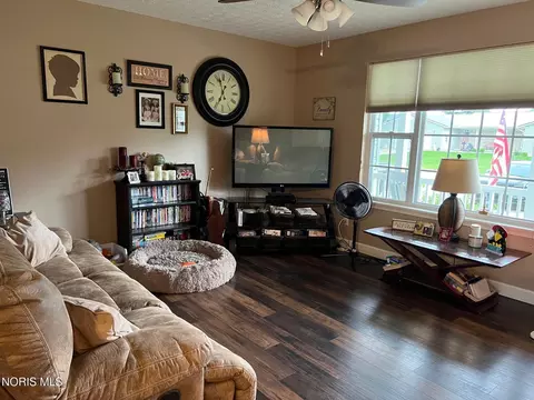 Living - 575 Sunset Dr, Upper Sandusky, OH 43351 photo 1 of 2