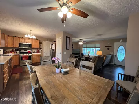 Dining - 575 Sunset Dr, Upper Sandusky, OH 43351 photo 2 of 3