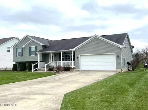 Exterior - 575 Sunset Dr, Upper Sandusky, OH 43351 photo 3 of 8