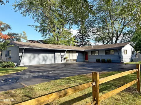 29 Darlyn Dr, Bowling Green, OH 43402