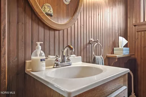 Bath - 5668 Ayers Rd, Walbridge, OH 43465 photo 5 of 5