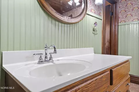 Bath - 5668 Ayers Rd, Walbridge, OH 43465 photo 3 of 5