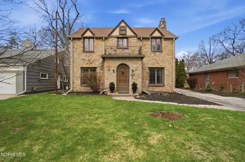 2523 Orchard Rd, Ottawa Hills, OH 43606