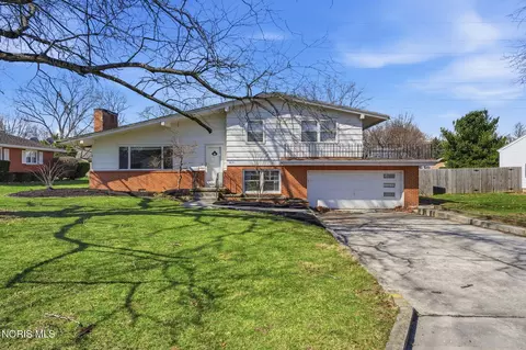 415 Glenview Dr, Fostoria, OH 44830