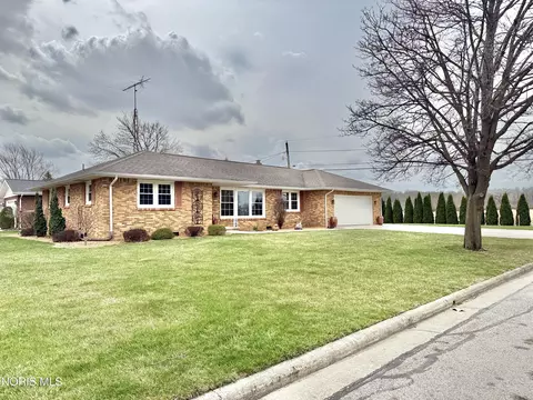 701 W Brentwood Dr, Gibsonburg, OH 43431