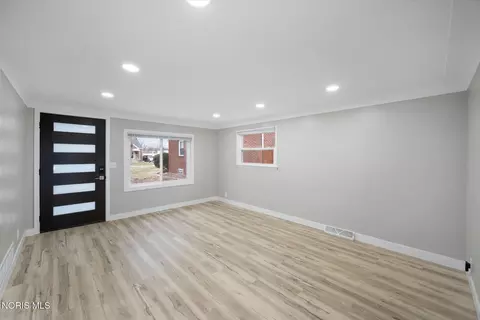Living - 514 Conrad Ave, Toledo, OH 43607 photo 2 of 2