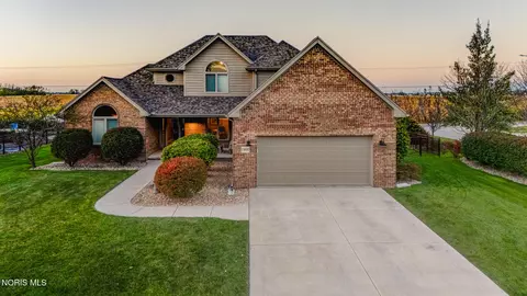 1800 Timber Ridge Dr, Bowling Green, OH 43402