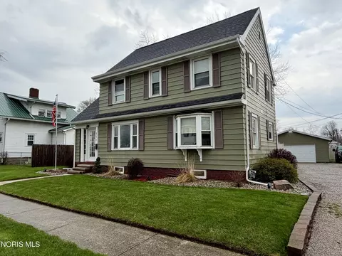 Exterior - 111 W Wayne St, Paulding, OH 45879 photo 3 of 9