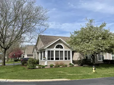 2300 Whispering Pines Dr, Toledo, OH 43617
