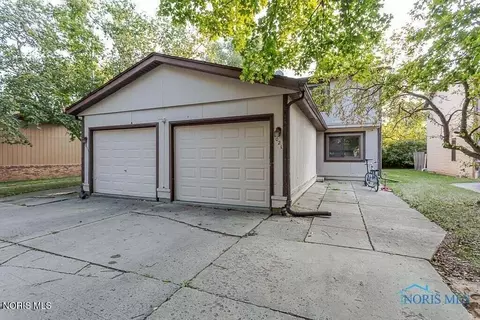 1021 Valley Side Dr, Maumee, OH 43537