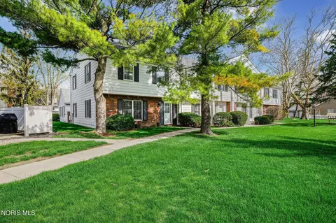 19 Olde Orchard Dr, Perrysburg, OH 43551