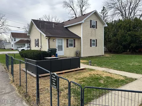 211 E Walnut St, Portage, OH 43451