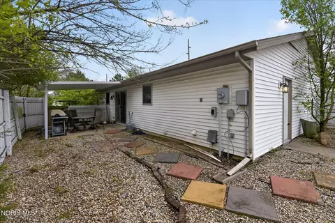 Exterior - 1805 E Wilson St, Bryan, OH 43506 photo 6 of 7