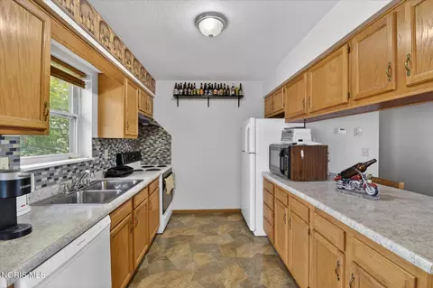 Kitchen - 1805 E Wilson St, Bryan, OH 43506 photo 2 of 4