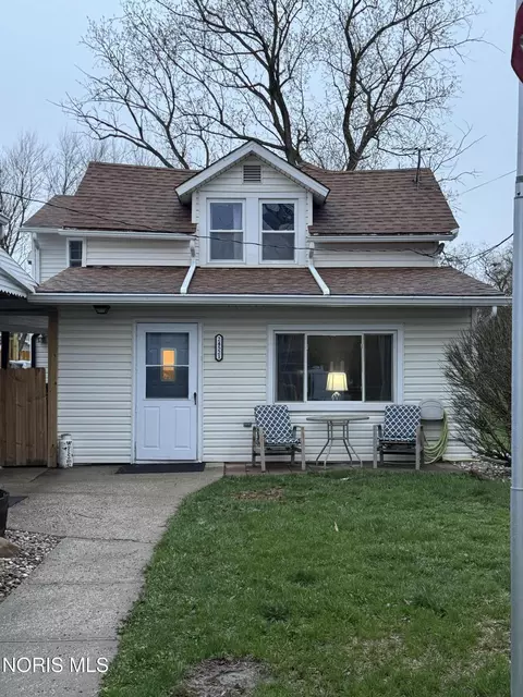 24521 Maple St, Stony Ridge, OH 43463