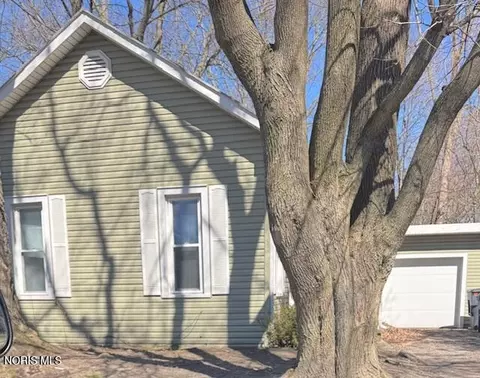 420 Sand Ridge Rd, Bowling Green, OH 43402