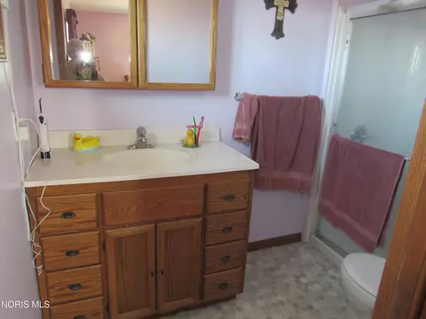 Bath - 8437 18 Rd, Bryan, OH 43506 photo 1 of 2