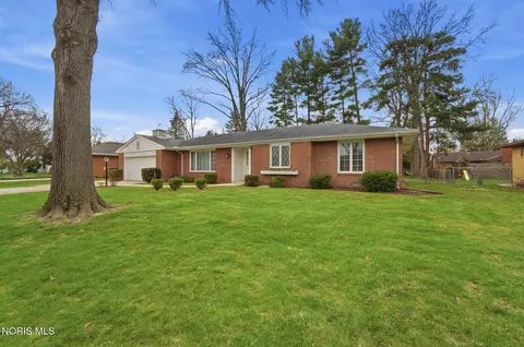 1029 Carol Rd, Bowling Green, OH 43402