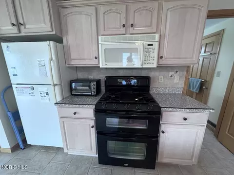 Kitchen - 423 N Johnson St, Ada, OH 45810 photo 3 of 4