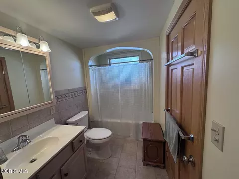 Bath - 423 N Johnson St, Ada, OH 45810 photo 3 of 3