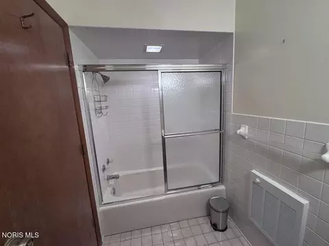 Bath - 423 N Johnson St, Ada, OH 45810 photo 2 of 3