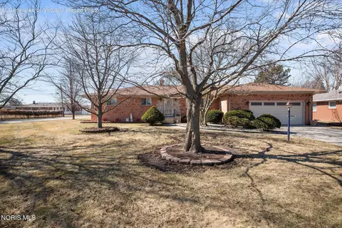 401 Meadow Ln, Walbridge, OH 43465