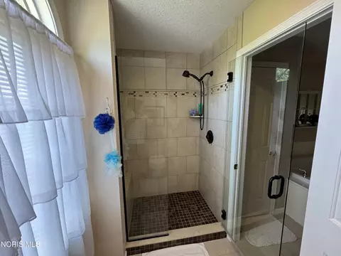 Bath - 7455 Valhalla Dr, Maumee, OH 43537 photo 9 of 15
