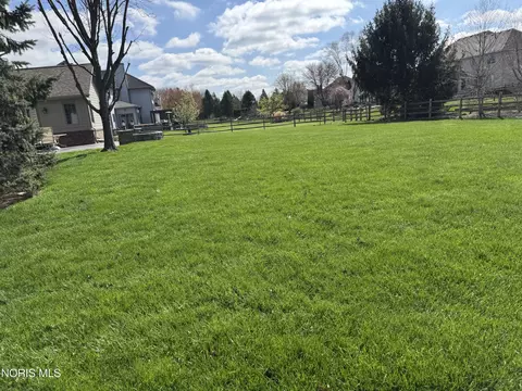 Exterior - 7455 Valhalla Dr, Maumee, OH 43537 photo 3 of 3