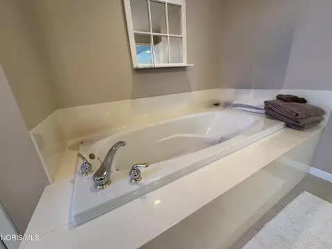 Bath - 7455 Valhalla Dr, Maumee, OH 43537 photo 7 of 15