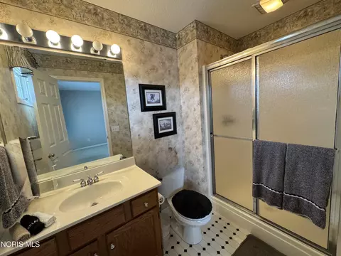 Bath - 7455 Valhalla Dr, Maumee, OH 43537 photo 10 of 15