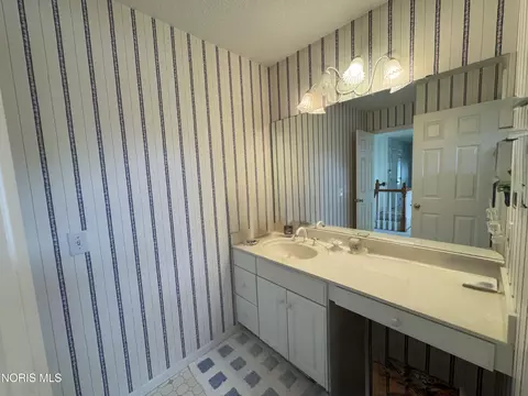 Bath - 7455 Valhalla Dr, Maumee, OH 43537 photo 12 of 15