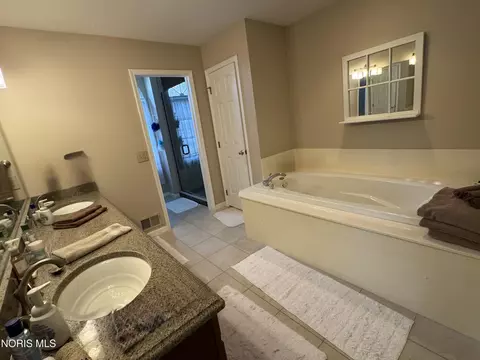 Bath - 7455 Valhalla Dr, Maumee, OH 43537 photo 5 of 15