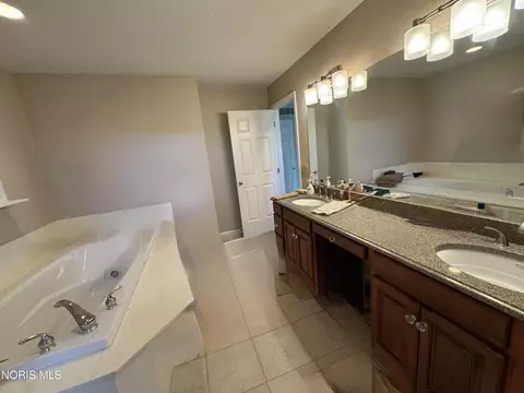 Bath - 7455 Valhalla Dr, Maumee, OH 43537 photo 6 of 15