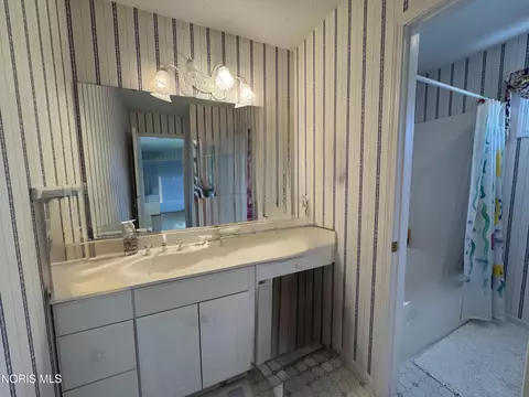 Bath - 7455 Valhalla Dr, Maumee, OH 43537 photo 13 of 15