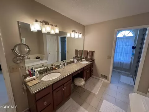 Bath - 7455 Valhalla Dr, Maumee, OH 43537 photo 8 of 15