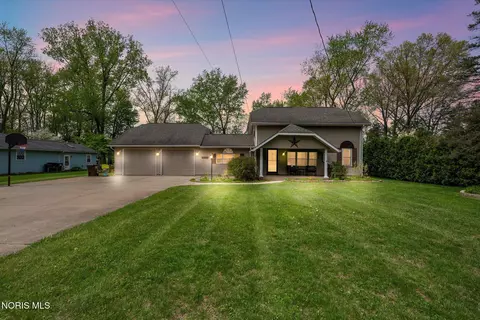 1860 Connecticut Blvd, Holland, OH 43528