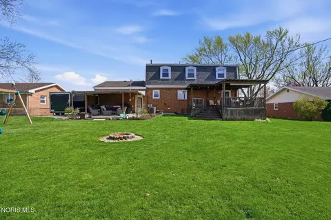 Exterior - 1726 Cherry Ln, Findlay, OH 45840 photo 2 of 12