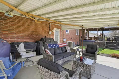 Exterior - 1726 Cherry Ln, Findlay, OH 45840 photo 6 of 12