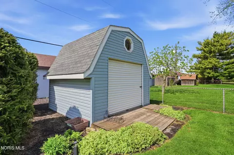 Exterior - 1726 Cherry Ln, Findlay, OH 45840 photo 3 of 12