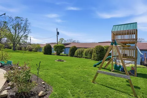 Exterior - 1726 Cherry Ln, Findlay, OH 45840 photo 7 of 12