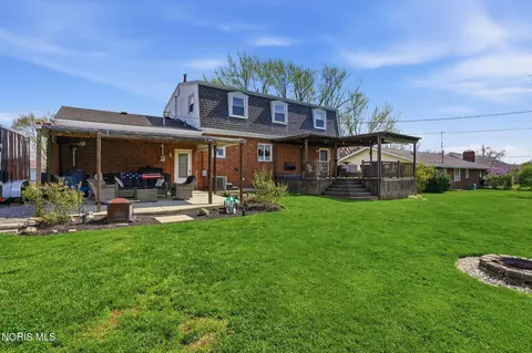 Exterior - 1726 Cherry Ln, Findlay, OH 45840 photo 4 of 12