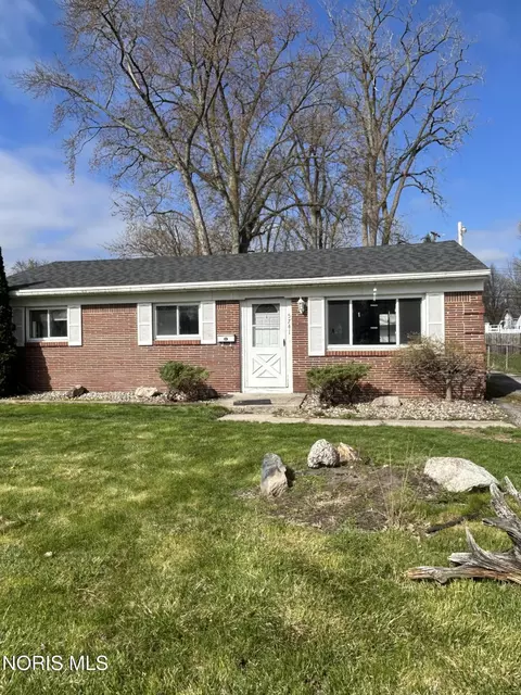 5741 Clover Ln, Toledo, OH 43623
