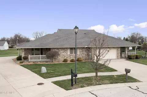 1706 Daniel Dr, Millbury, OH 43447