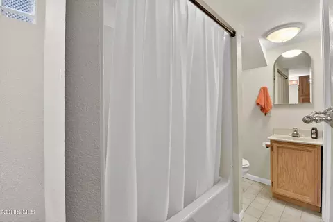 Bath - 2547 Castleton Ave, Toledo, OH 43613 photo 3 of 3