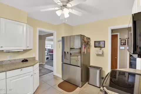 Kitchen - 2547 Castleton Ave, Toledo, OH 43613 photo 2 of 4